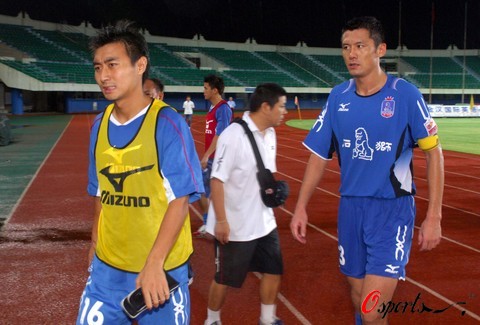 篮球篮网结束连败，全队积极庆祝