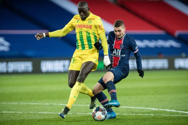 篮球篮网比赛中关键传球帮助球队取胜