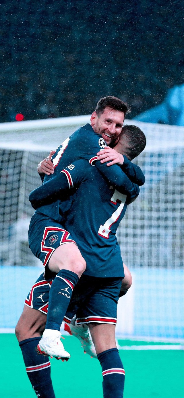 拉菲尼亚的王者归来：巴萨的定海神针与欧冠梦想（拉菲尼亚强势回归：巴萨的中流砥柱与欧冠雄心）