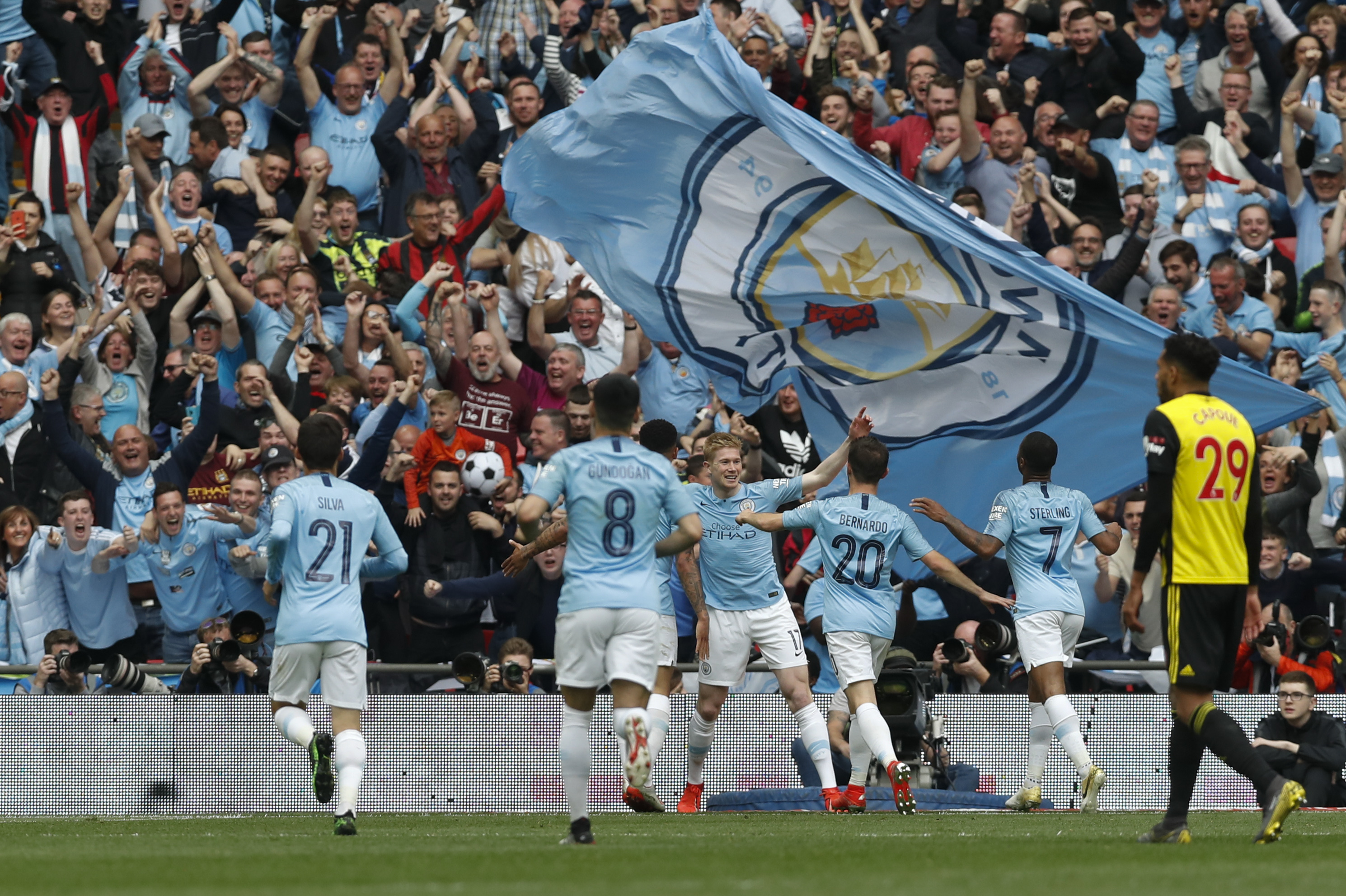 早报：皇马2-1阿拉维斯；曼城3-0水晶宫（今晨战报：皇马2-1阿拉维斯，曼城3-0水晶宫）