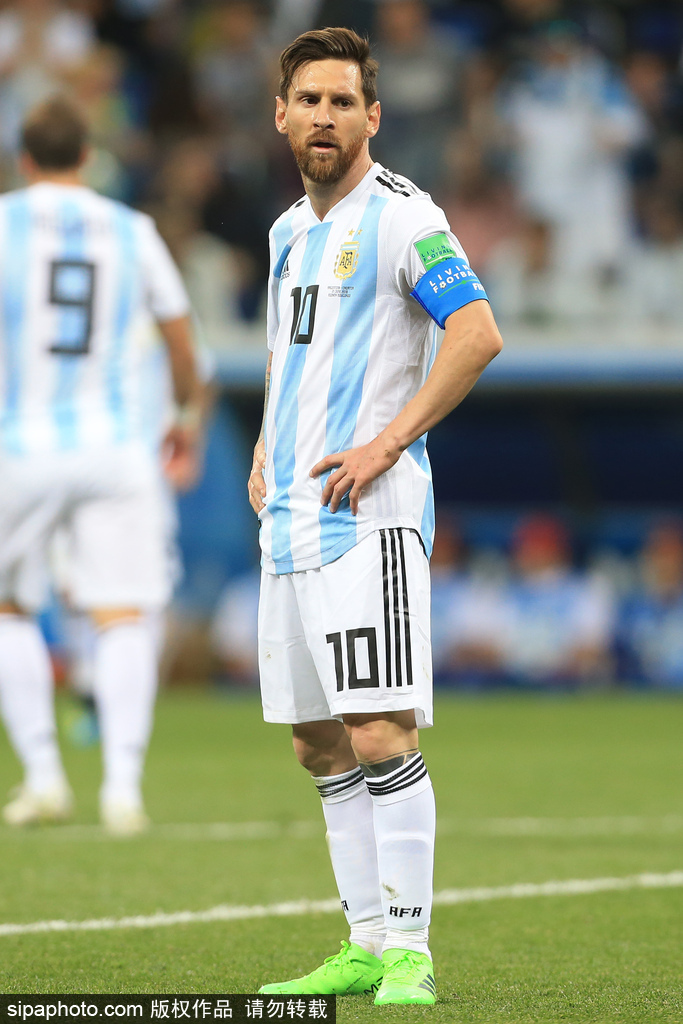 苏格兰女足队长卡思伯特与中国队比赛时头部受伤，被紧急送医