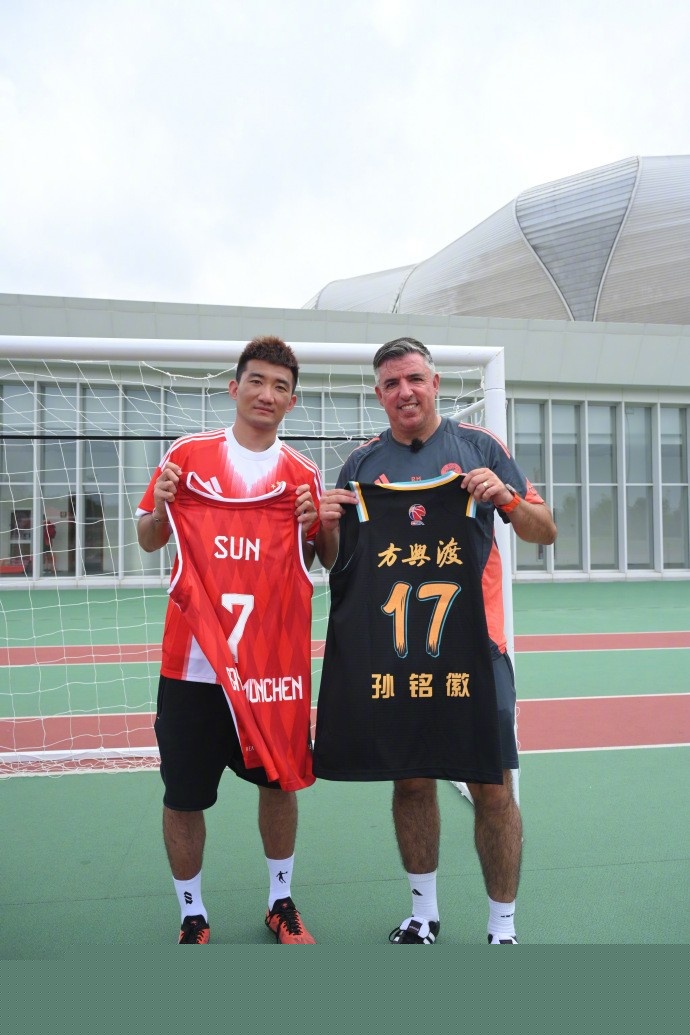 黄潜主帅：维加没抬脚是贴地铲球，我不认为那是红牌（黄潜主帅：维加未抬脚属贴地铲抢，判红不合理）